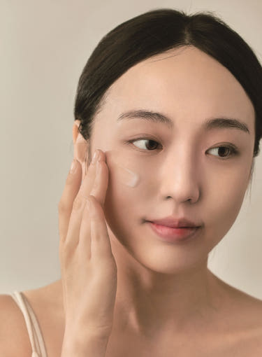 Model applying Beauty of Joseon Light On Serum – view 5